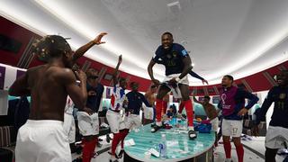 Selección de Francia festeja en el camerino tras clasificar a la semifinal del Mundial