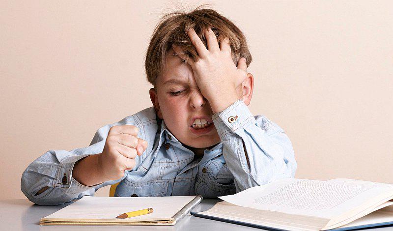 Padres: ¿Estrés escolar? Sepa sus síntomas y tratamiento