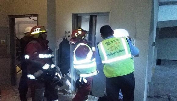 Surco: Brigada y bomberos rescataron a hombre que quedó atrapado en ascensor