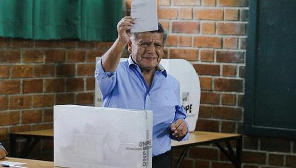 Elecciones 2016: César Acuña fue a votar y lo vacilan así