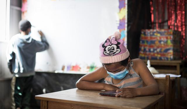 El aula “Aprendo en casa -  Vista Hermosa” cada niño al llegar al aula apunta su nombre en la pizarra y hace uso de una tablet para desarrollar sus clases virtuales en sus grados correspondientes. Foto: Joel Alonzo / @photo.gec