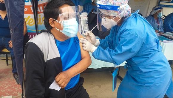 Huánuco: los trabajadores de salud que están confinados y con comorbilidad recibieron la vacuna en el Hospital Regional Hermilio Valdizán. (Foto. Gore Huánuco)