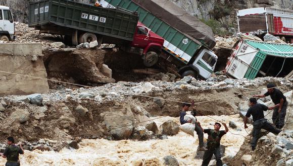 El fenómeno de El Niño de 1998 ocasionó huaicos que destruyeron tramos de la carretera central, obstruyendo el pase de los vehículos que circulaban por esa importante vía. (Foto GEC Archivo Histórico)