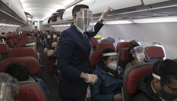 El uso del protector facial en el avión es obligatorio. (Foto: Renzo Salazar | GEC)
