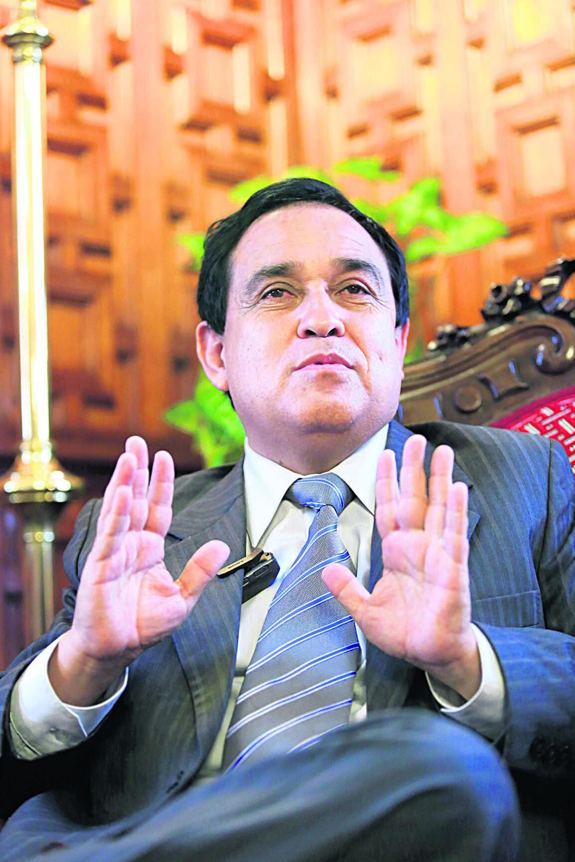 Otárola por poco pierde los papeles