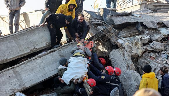 Cifra de muertos en Turquía y Siria sigue en aumento tras terremoto. (Foto: Adem ALTAN / AFP)