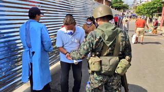 Iquitos: Personal Naval desinfectó manos de las personas en mercado Punchana | FOTOS