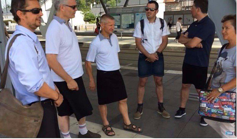 Trabajadores franceses van en falda a su centro de labores