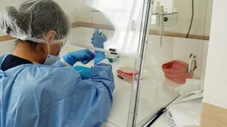 Científicos peruanos crean prueba molecular rápida, pero burocracia retrasa su validación 