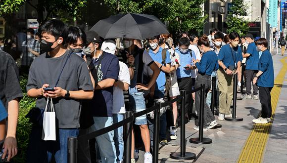Los clientes hacen cola frente a una tienda Apple para el lanzamiento del nuevo iPhone 14 en Tokio el 16 de septiembre de 2022. (Foto de Richard A. Brooks / AFP)