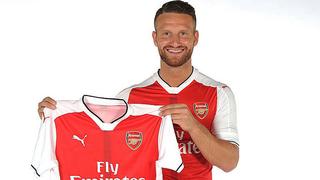 Arsenal celebra la llegada de Mustafi, quien costo 40 millones