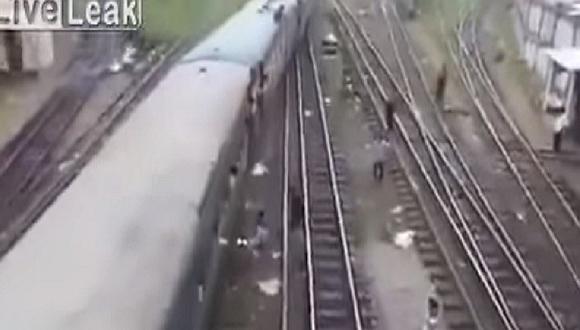 YouTube: Sufre terrible accidente al tratar de subir a un tren de esta forma [VIDEO]