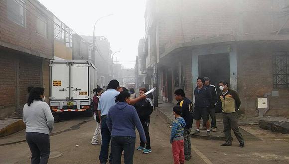 El Agustino: Humo tóxico afecta a 500 familias tras incendio en fábrica [VIDEO] 