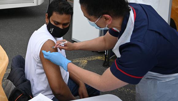 Covid-19: conoce las fechas de inicio de vacunación en personas de 40 y 30 años en Lima y Callao  (Foto de Oli SCARFF / AFP).