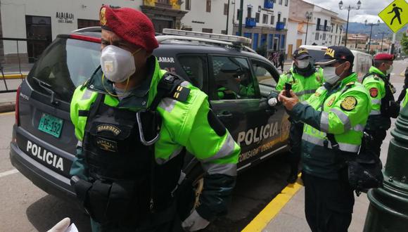 Las fuerzas del orden se desplazan por las calles de la ciudad del Cusco para que se cumpla la emergencia. (Foto: Andina)