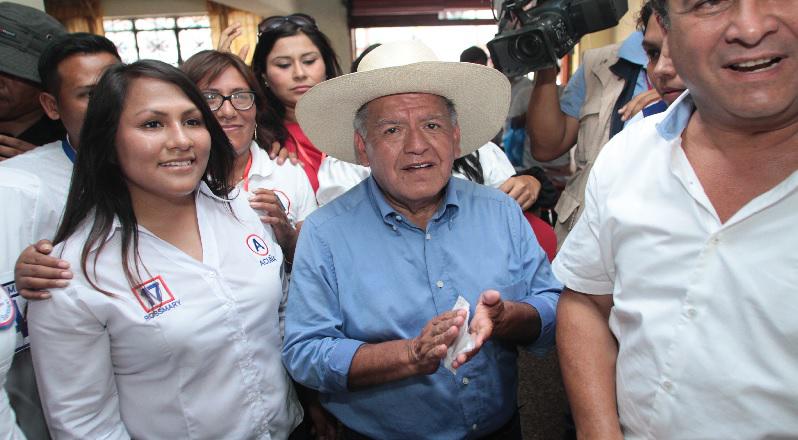 Cesar Acuña: Denuncian plagios en su tesis doctoral 