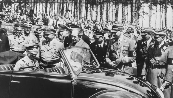 Adolf Hitler (sentado atrás) inspecciona el primer Volkswagen "Escarabajo" producido en Stuttgart en 1937. (Foto de AFP)