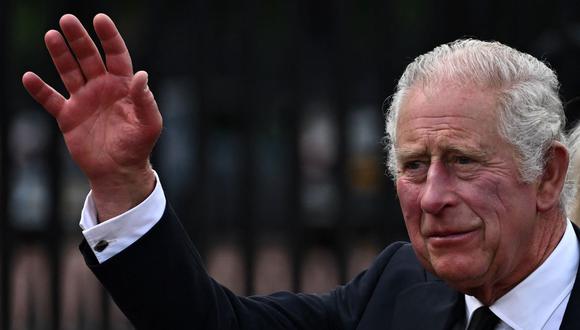 El rey Carlos III de Gran Bretaña saluda a la multitud a su llegada al Palacio de Buckingham en Londres, el 9 de septiembre de 2022, un día después de que la reina Isabel II muriera a la edad de 96 años. (BEN STANSALL / AFP).