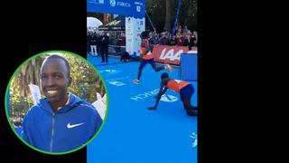 Maratón tiene inesperado final tras fatiga extrema de atleta (VIDEO)