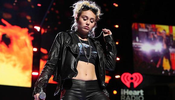 ¡Pésimo! Miley Cyrus se sube al escenario ¡totalmente drogada!