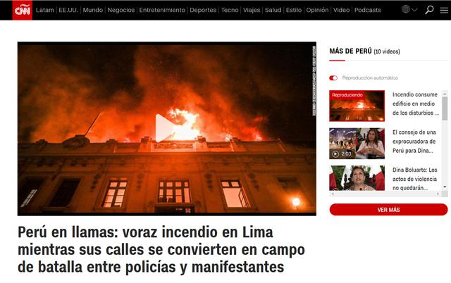 Un incendio de grandes dimensiones arrasó este jueves una casona del centro histórico de Lima apenas a unos metros de la icónica Plaza San Martín, epicentro de la gran manifestación antigubernamental en la capital peruana. (Texto: EFE / Foto: Captura CNN)