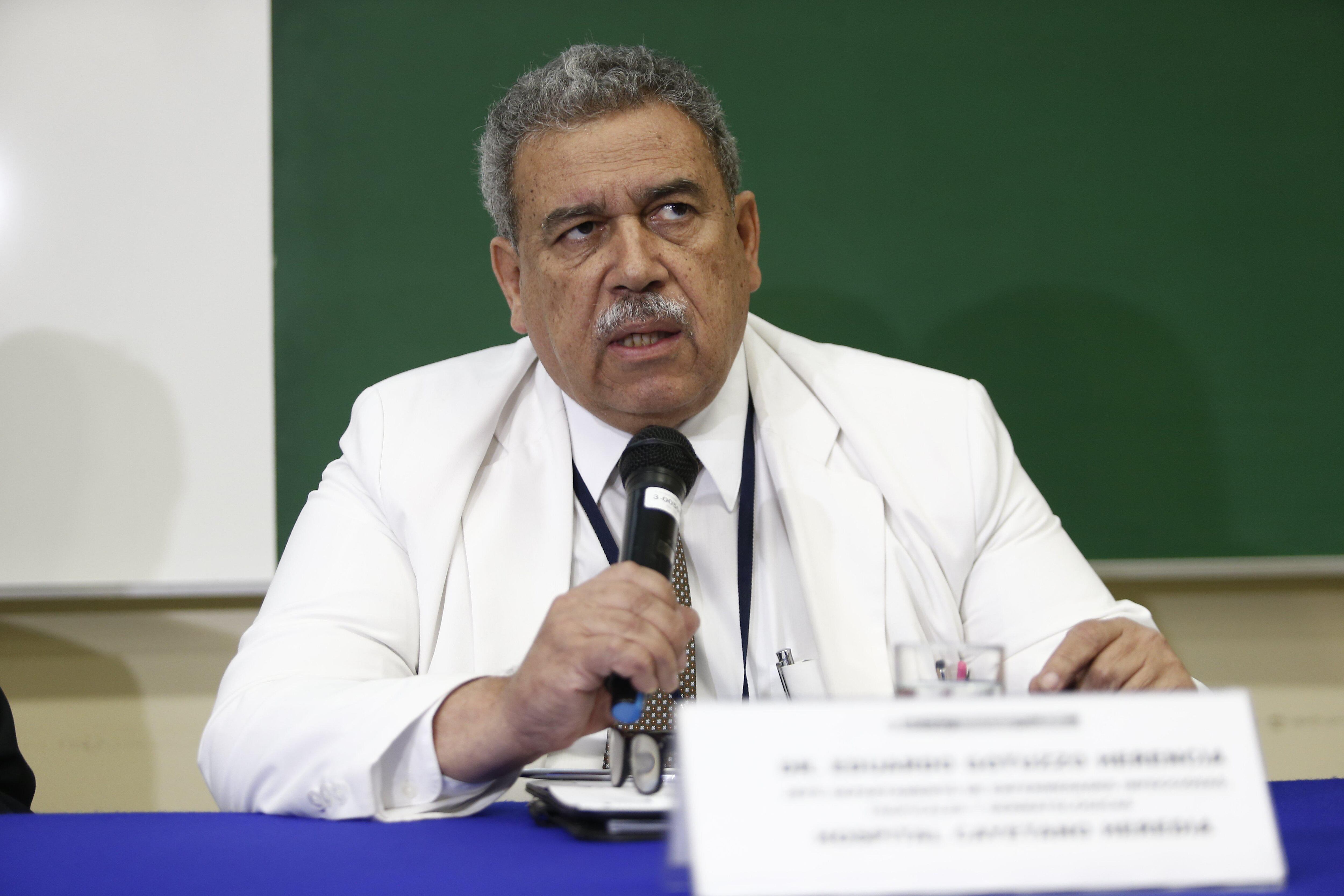 CONFERENCIA DE PRENSA DEL DIRECTOR DEL HOSPITAL CAYETANO HEREDIA, DOCTOR LUIS DULANTO MONTEVERDE, SOBRE EL CASO DEL PACIENTE AFRICANO BAH MOHAMED. CON LA PRESENCIA DEL DOCTOR QUE SIGUE EL CASO, DOCTOR EDUARDO GOTUZZO HERENCIA.