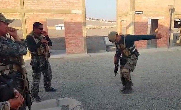 ​Facebook: Comando baila huayno y se convierte en viral [VIDEO]