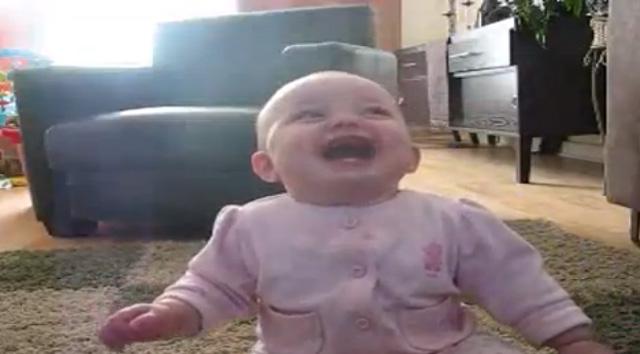 Bebe se ríe a carcajadas al ver a perro comer palomitas de maíz [VIDEO] 