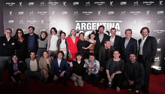 Los miembros del elenco y el equipo de 'Argentina, 1985' posan para una foto en la alfombra roja antes de la proyección de la película, en Buenos Aires, el 27 de septiembre de 2022. (Foto de ALEJANDRO PAGNI / AFP)