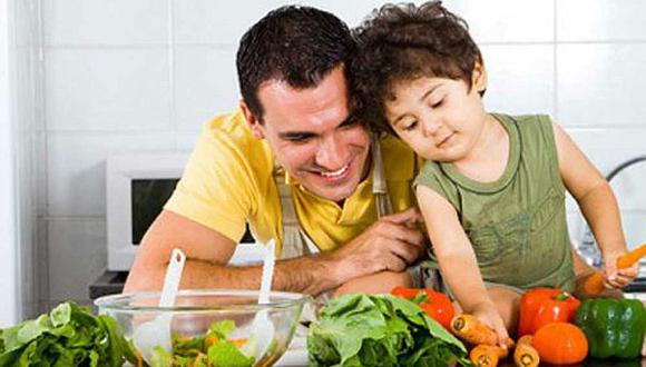 Padres e hijos deben comenzar juntos una rutina alimentaria saludable