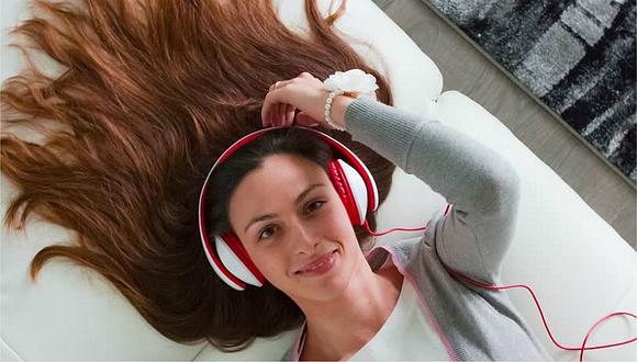 ¡Ponte los audífonos! 3 tipos de música que pueden ayudarte en el trabajo