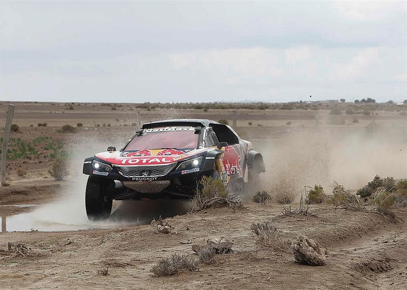 Dakar: Carlos Sainz aprovecha problema de Peterhansel y es cómodo líder