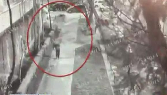 Cámara capta a un hombre cargando a una niña muerta dentro de una maleta (VIDEO)