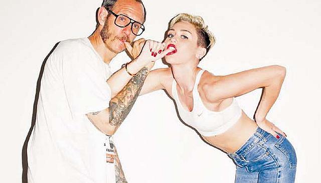 Famoso fotógrafo es acusado de acoso sexual y censurado en conocidas revistas (FOTOS)