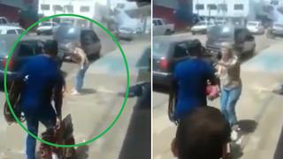 Mujer descubre infidelidad de su pareja y desata su furia: comerciante aprovecha para venderle una correa│VIDEO