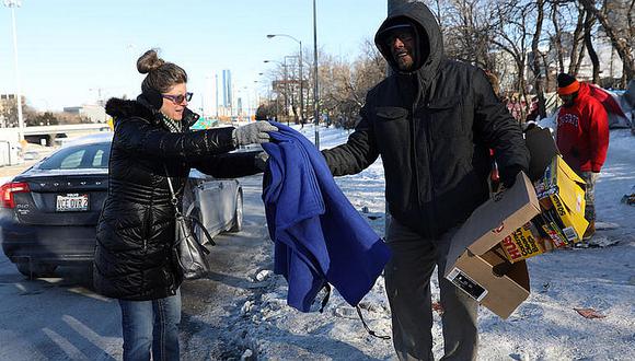 Hombre paga hotel para 70 personas sin hogar en medio de la ola de frío en Estados Unidos