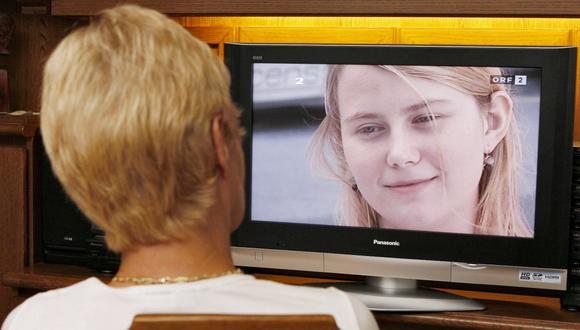 Una mujer mira en la televisión. (AFP/DIETER NAGL).