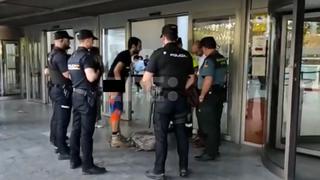 Hombre fue denunciado por exhibicionista en España y decidió llegar desnudo a su cita en el juzgado [VIDEO]