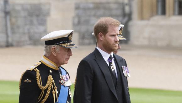 El rey Carlos III de Gran Bretaña (L) camina con su hijo, el príncipe Harry de Gran Bretaña, duque de Sussex cuando llegan a la capilla de San Jorge dentro del castillo de Windsor el 19 de septiembre de 2022, antes del servicio de compromiso de la reina Isabel II de Gran Bretaña. (Foto de David Rose / PISCINA / AFP)