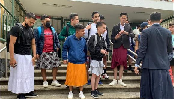 El profesor Arturo Hernández Abascal y sus alumnos asistiendo a la Universidad con falda. (Foto: Facebook)