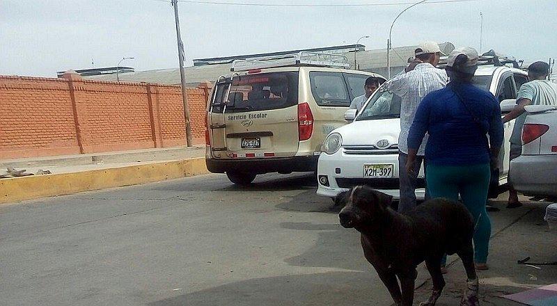 Breña: movilidades escolares invaden pista detrás del coliseo Amauta