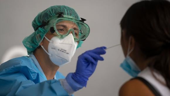 Una trabajadora de salud toma una muestra a una persona en España. (Foto: ANDER GILLENEA / AFP)