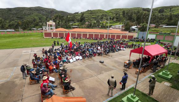 La reunión de los comuneros y la comisión de alto nivel del gobierno se desarrolló por cuatro horas en la Institución Educativa Señor de Huanca. (Foto: PCM)