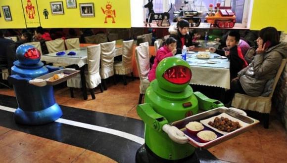 Mozos robots atienden de lo mejor al público en restaurantes