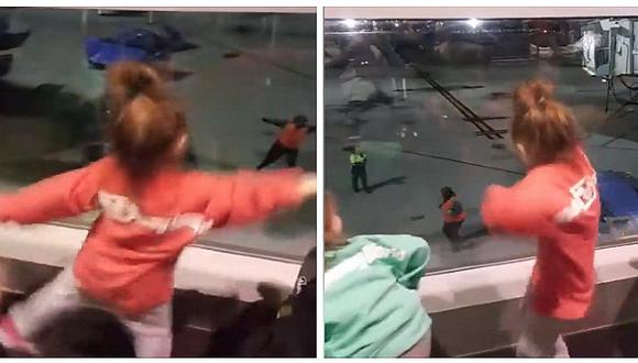 Facebook: dos niñas bailan al ritmo de empleado de aeropuerto (VIDEO)