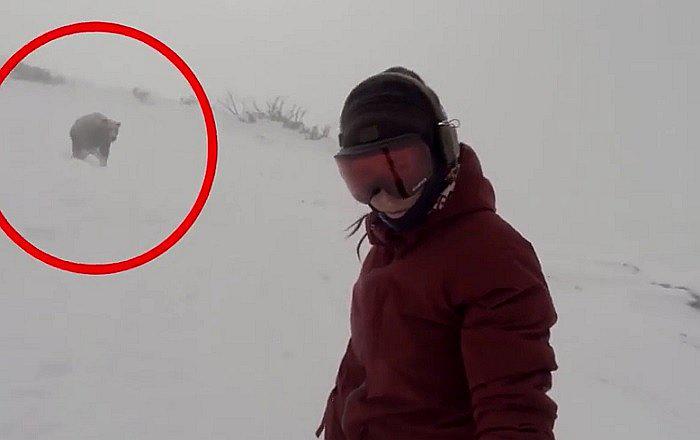 YouTube: Ella practicaba snowboard y atrás la perseguía un oso [VIDEO]