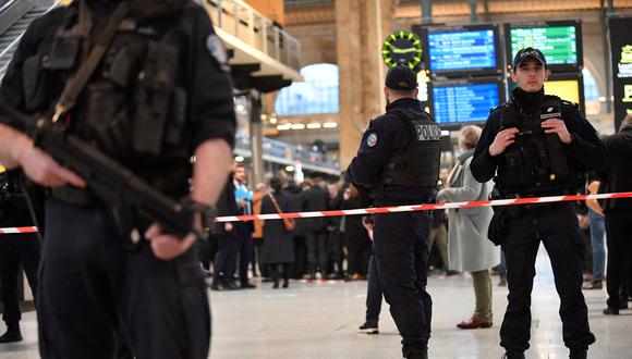 La policía francesa hace guardia en un área acordonada en la estación de tren Gare du Nord de París, luego de que varias personas resultaran heridas por un hombre que empuñaba un cuchillo el 11 de enero de 2023. (Foto por JULIEN DE ROSA / AFP)