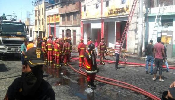 Arequipa: Gigantesco incendio en centro comercial deja pérdidas millonarias (VIDEO)