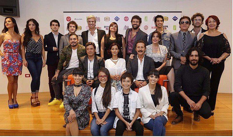 “De vuelta al barrio” celebran sus 100 primeros capítulos con divertida foto 