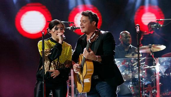 Festival Viña del Mar: Alejandro Sanz canta junto a chilena pero ella olvida la letra [VIDEO]